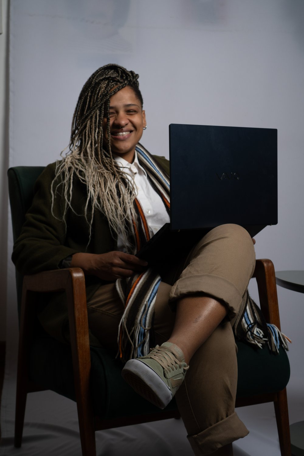 Denise sorrindo com o notebook